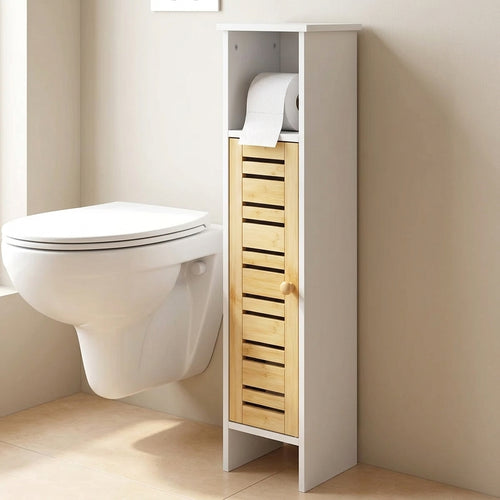 Le meuble en bambou installé dans des toilettes, glissé entre la cuvette blanche et le mur, un rouleau de papier sortant de la fente