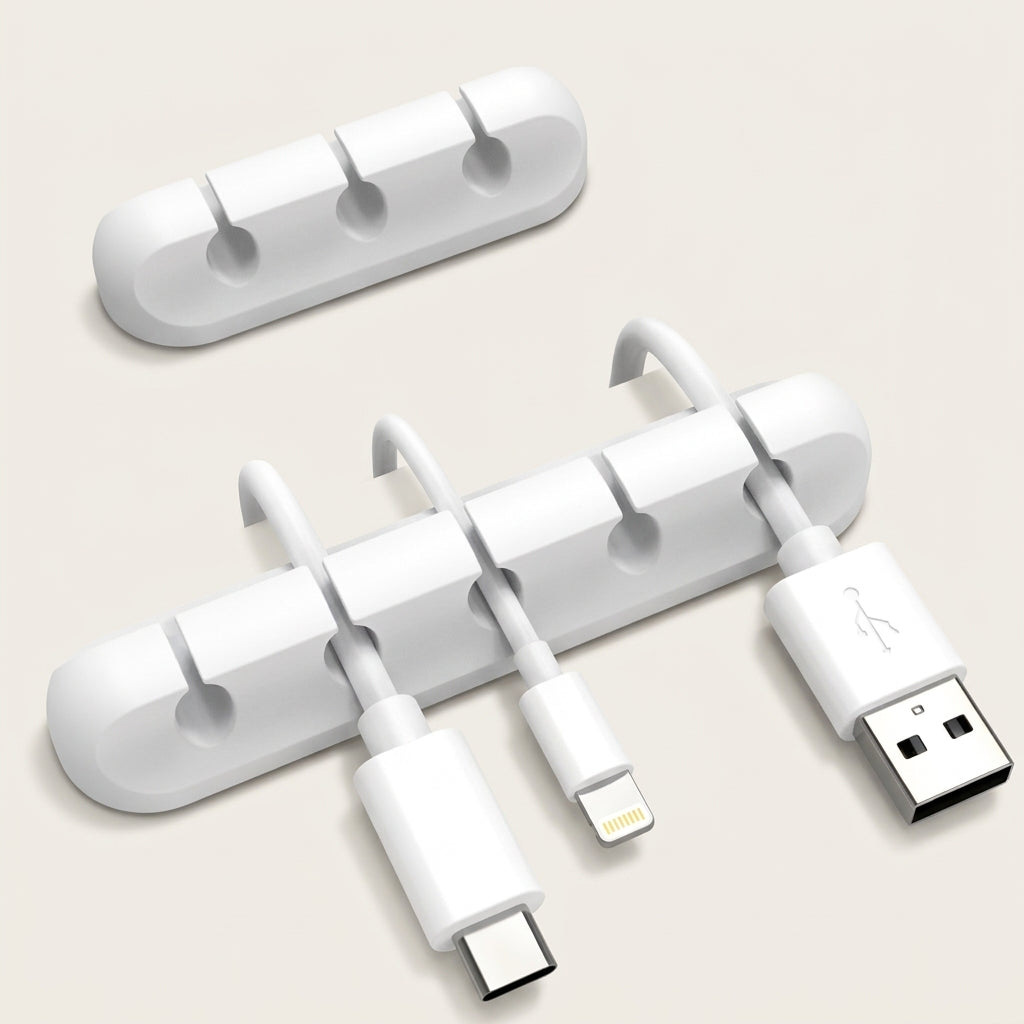 Deux organisateurs blancs, 3 et 5 clips, avec des câbles USB-C, Lightning et USB-A glissés dans les encoches
