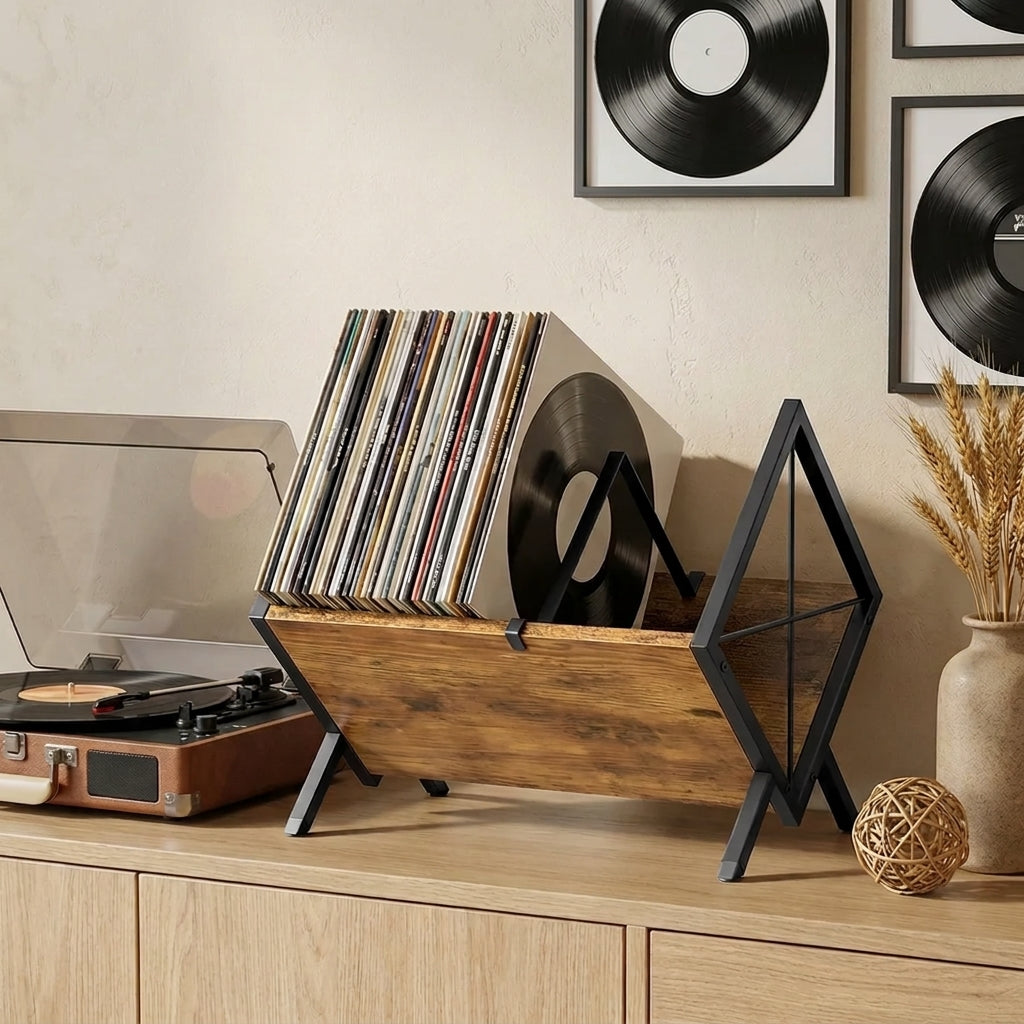 Le support posé près d'une platine vinyle, le séparateur central tenant deux rangées de pochettes