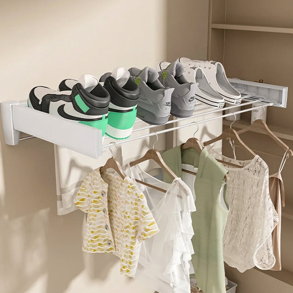 Cinq paires de baskets mises à sécher sur les tiges, du linge sur cintres suspendu en dessous