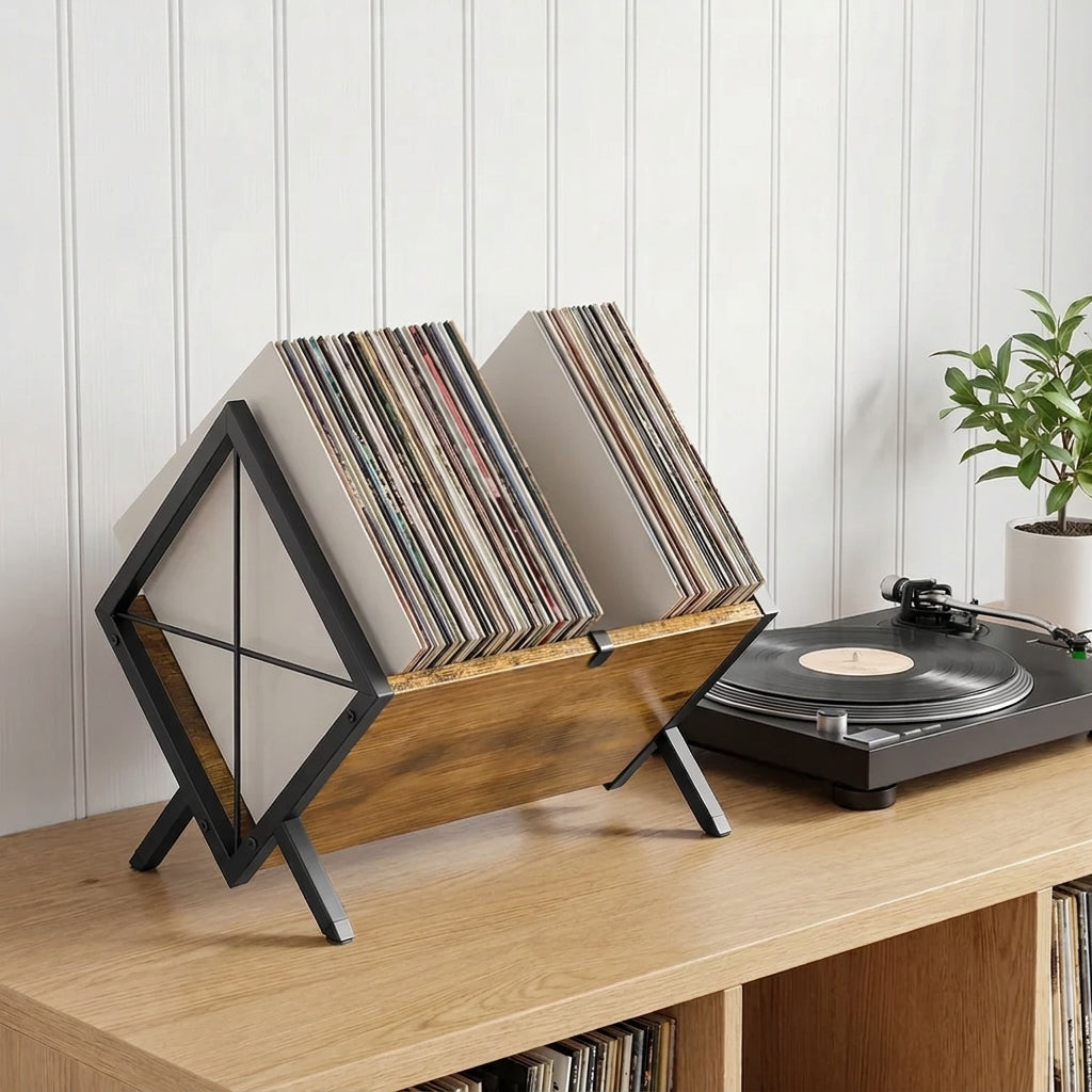 Le support garni de vinyles sur un buffet, à côté d'une platine et de pochettes encadrées au mur