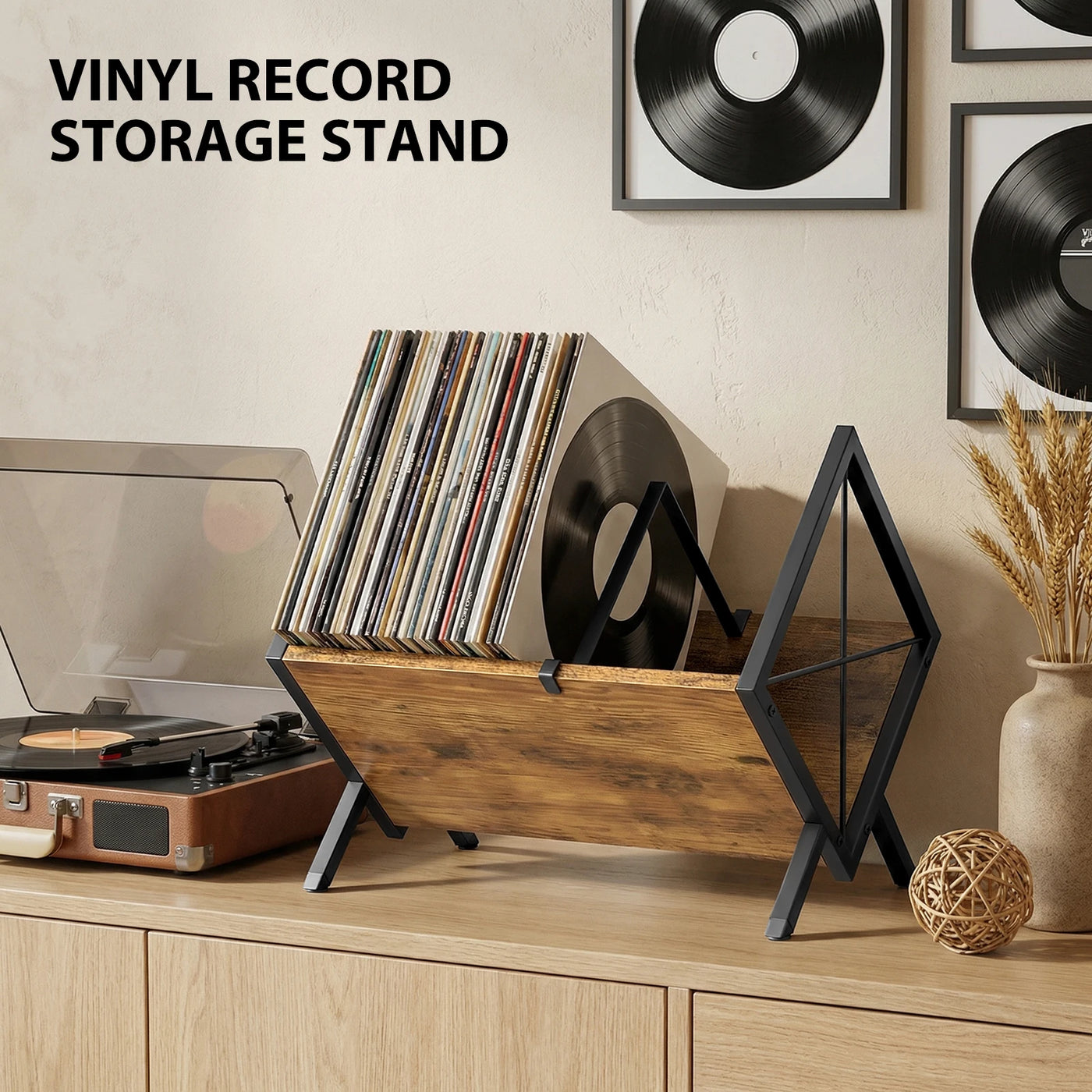 Le support garni de vinyles sur un buffet, à côté d'une platine et de pochettes encadrées au mur
