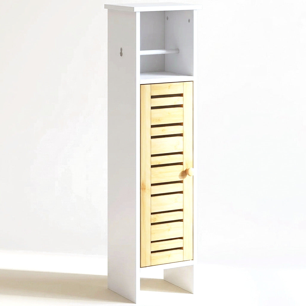 Meuble de salle de bain étroit vu de trois quarts, caisson blanc et porte à lattes de bambou fermée